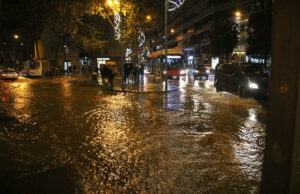 Pluges de més de 100 litres inunden carrers i carreteres i afecten els serveis de metro a Badalona i Barcelona