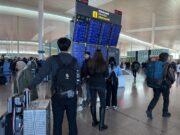 L’aeroport del Prat opera amb vols cancel·lats i desviats en un dia complicat pel fort vent