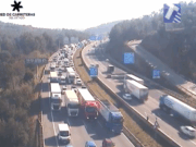 VÍDEO | ATENCIÓ: Accident a l’AP-7 provoca 9 km de retencions des de Cerdanyola i un carril tallat cap a Tarragona