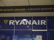 Ryanair advertida de responsabilitats penals per desobeir al jutge