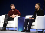 Aaron Paul alerta de l’addicció al mòbil al MWC26: “No necessitem estar informats 24 hores al dia”