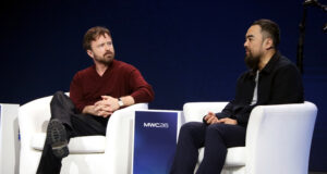 Aaron Paul alerta de l’addicció al mòbil al MWC26: “No necessitem estar informats 24 hores al dia”