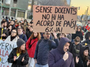 Els docents en vaga tallen la C-31 a la frontera entre Badalona i Sant Adrià de Besòs i la Gran Via a Barcelona