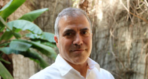 L’escriptor Francesc Serés reflexiona sobre la paternitat al seu nou assaig ‘El primer any’