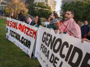 Protesta a les portes del MWC contra la vulneració dels drets humans i els “genocidis” vinculats al model tecnològic