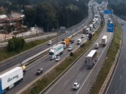 VÍDEO: Un camió avariat col·lapsa l’AP-7 a Cerdanyola i provoca retencions en sentit Martorell