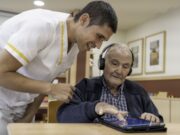 El sistema sanitari aposta per una atenció centrada en la persona