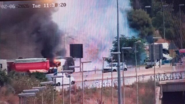 Un camió incendiat talla un carril de la B-30