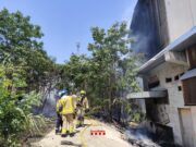 Foc a Cerdanyola: un incendi al costat de les vies del tren mobilitza nou dotacions dels Bombers