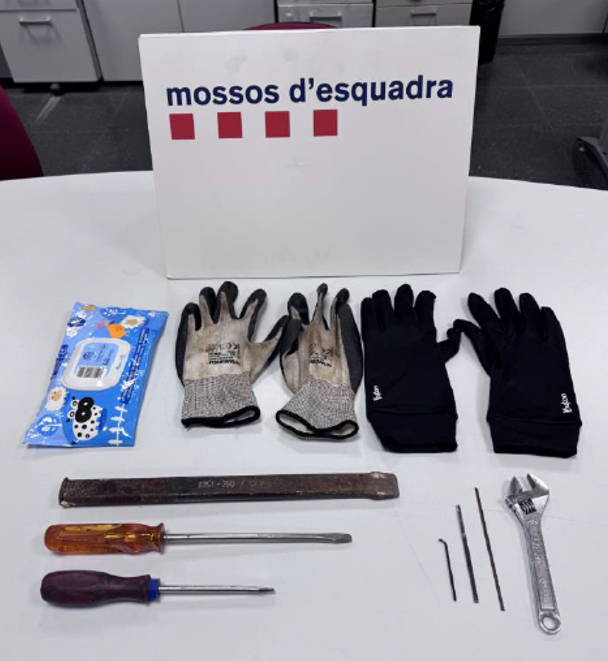 Un mosso fora de servei detecta 2 homes buscant habitatges a Cerdanyola del Vallès per entrar a robar-hi