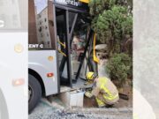 Un autobús s’estavella contra un arbre i cinc cotxes aparcats a Cerdanyola