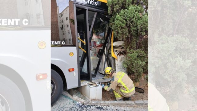 Accident d'un autobús que ha xocat amb un arbre, una caixa elèctrica i 5 vehicles aparcats al carrer Nonell de Cerdanyola del Vallès